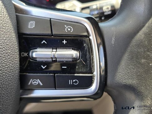 Certified 2022 Kia Carnival LX FWD image 25