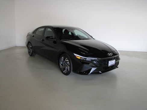 Used 2025 Hyundai Elantra Sport FWD image 3