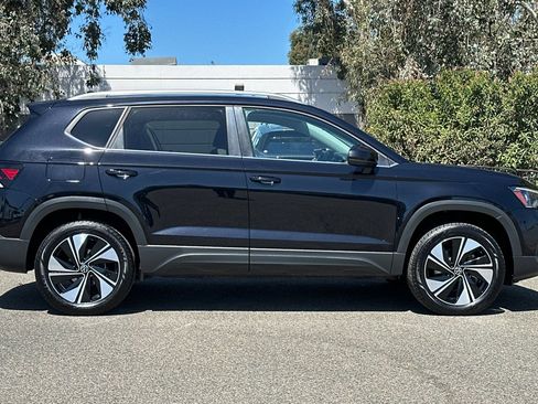 Used 2025 Volkswagen Taos SE AWD/4WD image 3