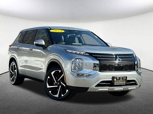Used 2024 Mitsubishi Outlander SE image 2