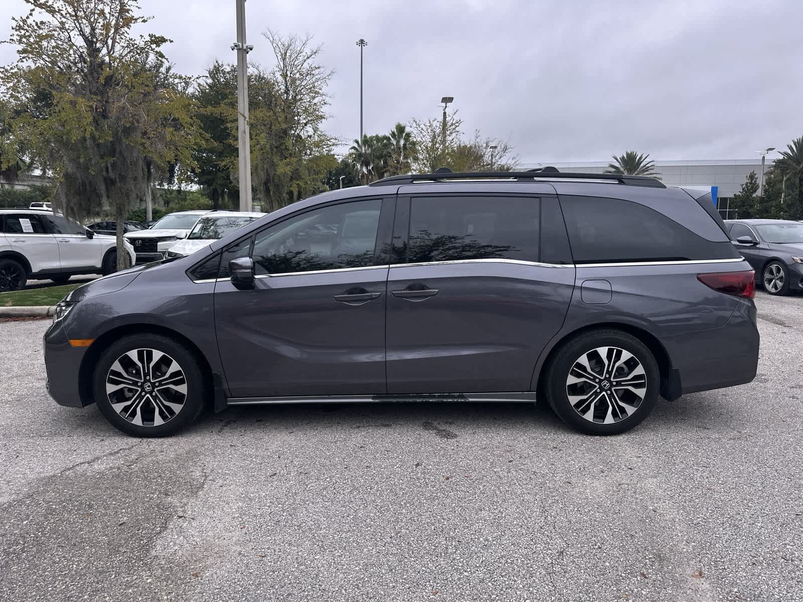 Used 2025 Honda Odyssey Elite image 3