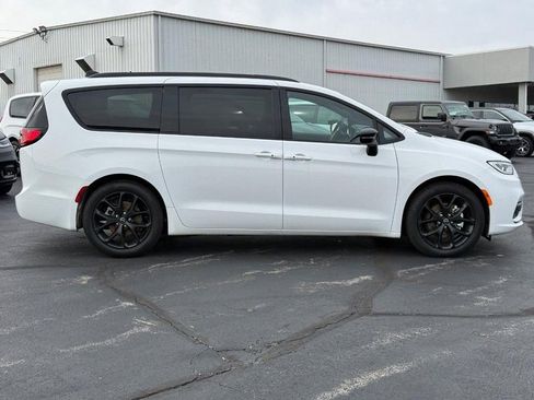 New 2026 Chrysler Pacifica Select w/ S Appearance Package FWD image 2