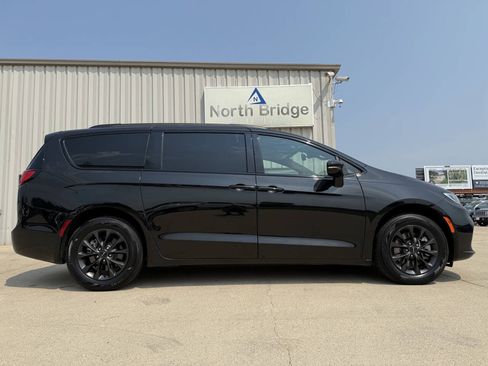 Used 2021 Chrysler Pacifica Touring-L w/ Uconnect Theater Family Group AWD/4WD image 29