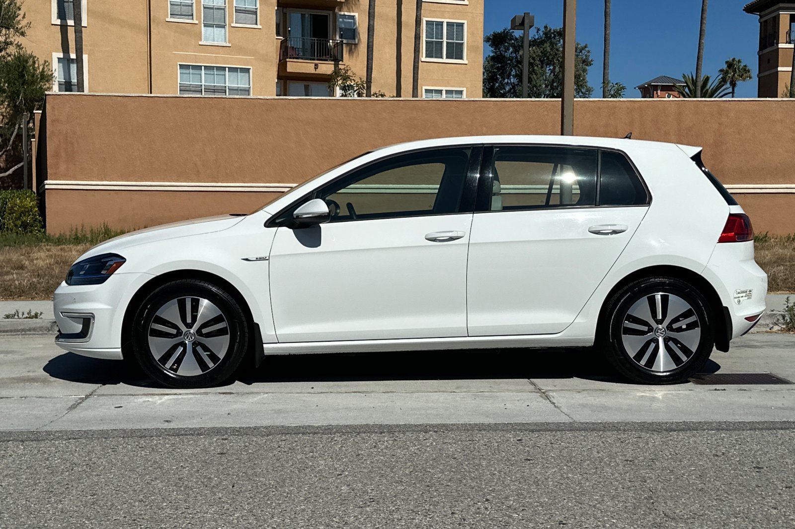 Used 2016 Volkswagen e-Golf SEL Premium FWD image 7