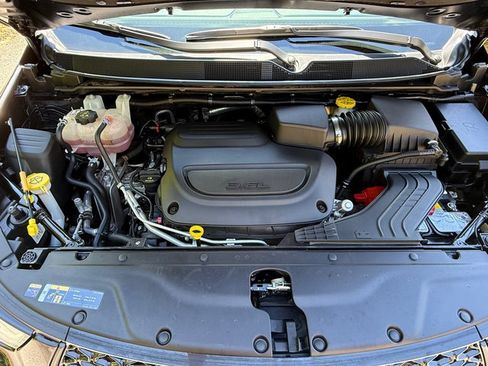Used 2025 Chrysler Pacifica Limited FWD image 9