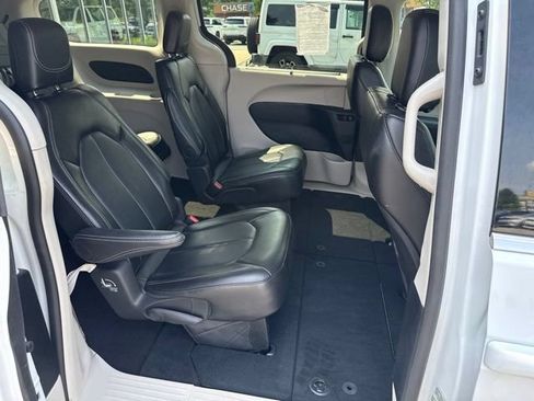 Certified 2024 Chrysler Pacifica Touring-L FWD image 16