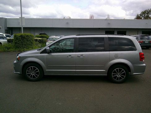 Used 2017 Dodge Grand Caravan GT image 2