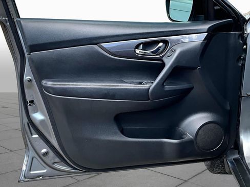 Used 2020 Nissan Rogue SV FWD image 22