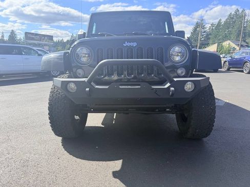 Used 2018 Jeep Wrangler Unlimited Sahara AWD/4WD image 8