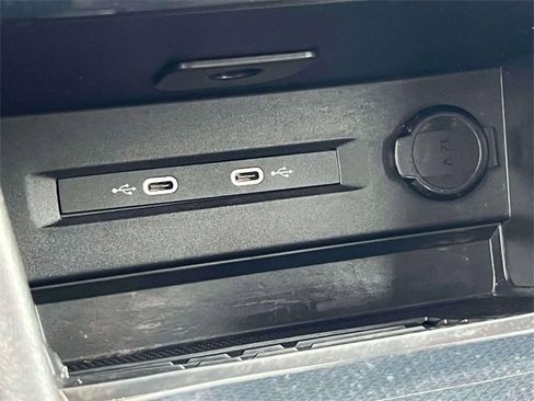 Used 2025 Volkswagen Taos SE image 31