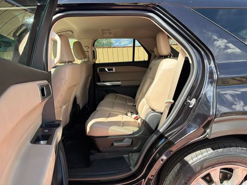 Used 2022 Ford Explorer XLT w/ Equipment Group 202A AWD/4WD image 21