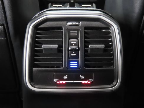 Certified 2025 Porsche Macan AWD/4WD image 33
