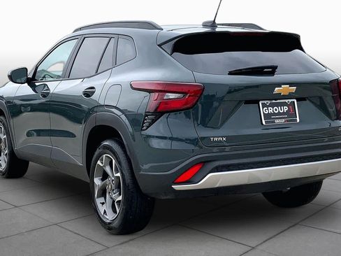 Used 2025 Chevrolet Trax LT FWD image 11