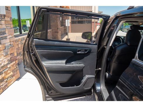 Used 2023 Toyota Highlander XLE AWD/4WD image 18