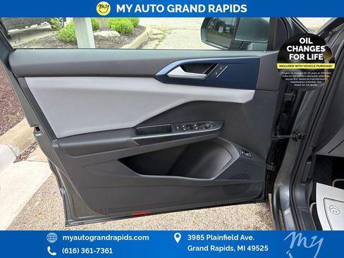 Used 2023 Volkswagen Taos SE w/ Panoramic Sunroof Package AWD/4WD image 10