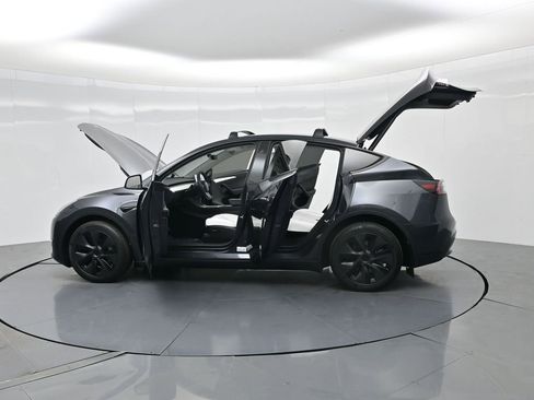 Used 2025 Tesla Model Y Long Range image 40