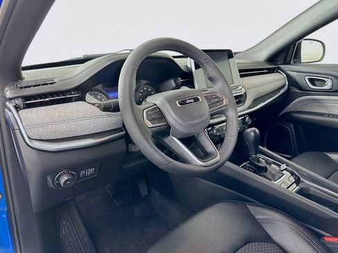 Used 2025 Jeep Compass Latitude AWD/4WD image 9
