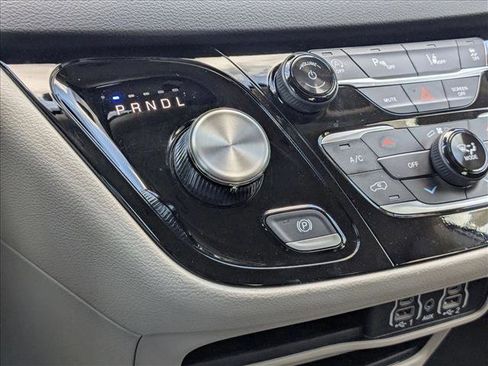 Used 2024 Chrysler Pacifica Touring-L image 12