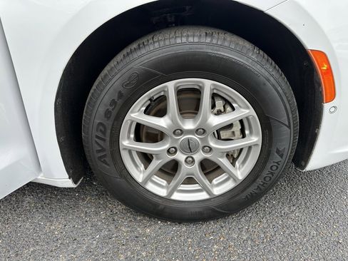 Used 2024 Chrysler Pacifica Touring-L w/ Uconnect Theater Family Group image 25