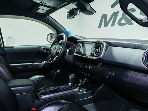 Used 2018 Toyota Tacoma TRD Sport w/ Technology Package image 31