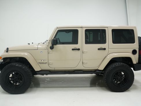 Used 2016 Jeep Wrangler Unlimited Sahara w/ Connectivity Group AWD/4WD image 6