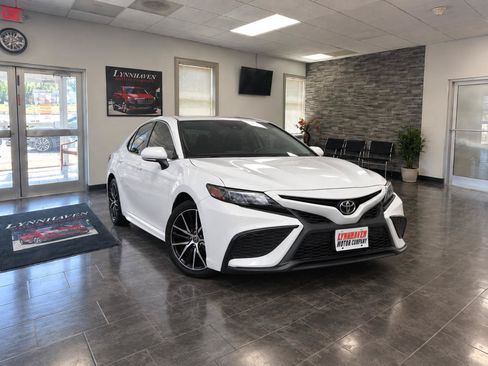 Used 2021 Toyota Camry SE FWD image 3