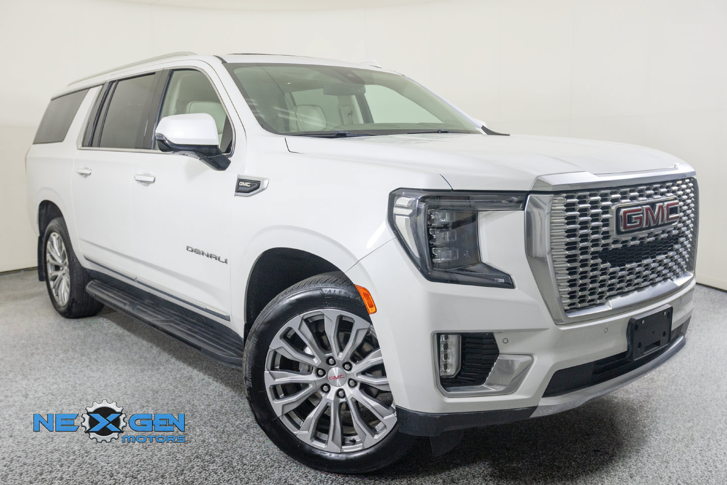 Used 2022 GMC Yukon XL Denali AWD/4WD image 1
