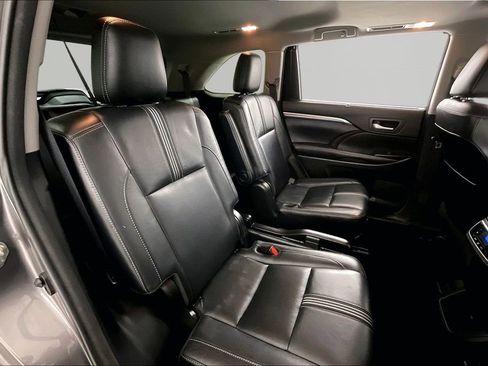 Used 2018 Toyota Highlander SE image 21