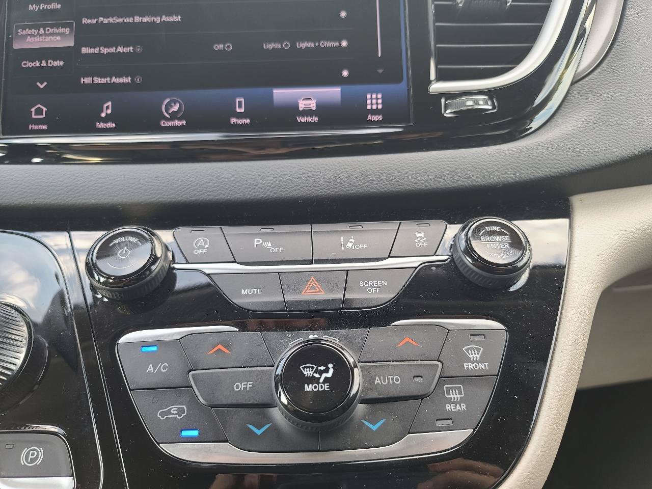 Used 2023 Chrysler Pacifica Touring-L FWD image 26