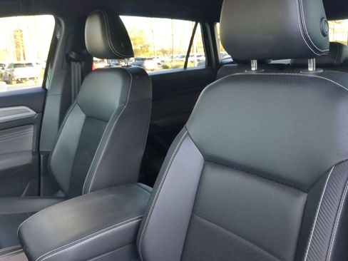 Used 2023 Volkswagen Atlas Cross Sport SE image 11