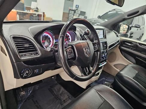 Used 2018 Dodge Grand Caravan SXT image 15