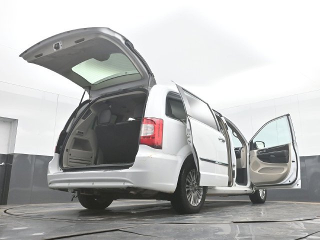 Used 2014 Chrysler Town & Country Touring-L FWD image 52