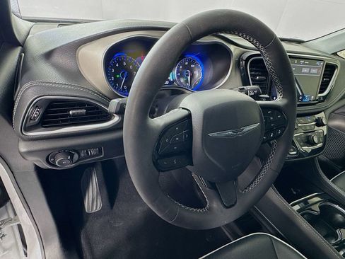 Used 2024 Chrysler Pacifica Limited w/ S Appearance Package image 11