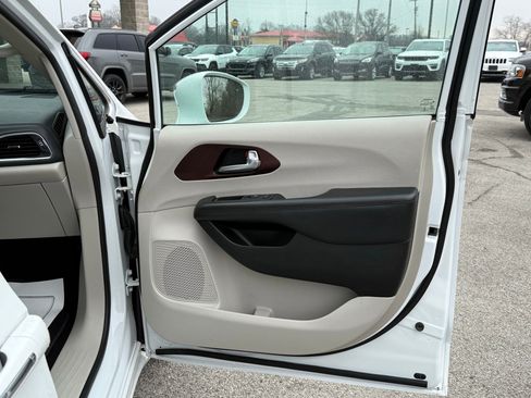 Used 2020 Chrysler Pacifica Limited image 19