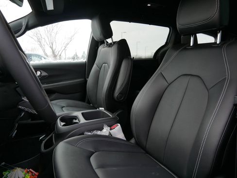 New 2026 Chrysler Voyager LX image 9