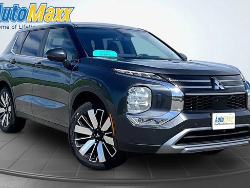 Used 2025 Mitsubishi Outlander SE AWD/4WD image 3
