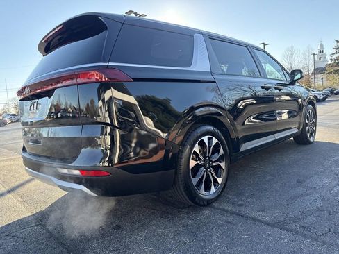 Used 2023 Kia Carnival EX image 8