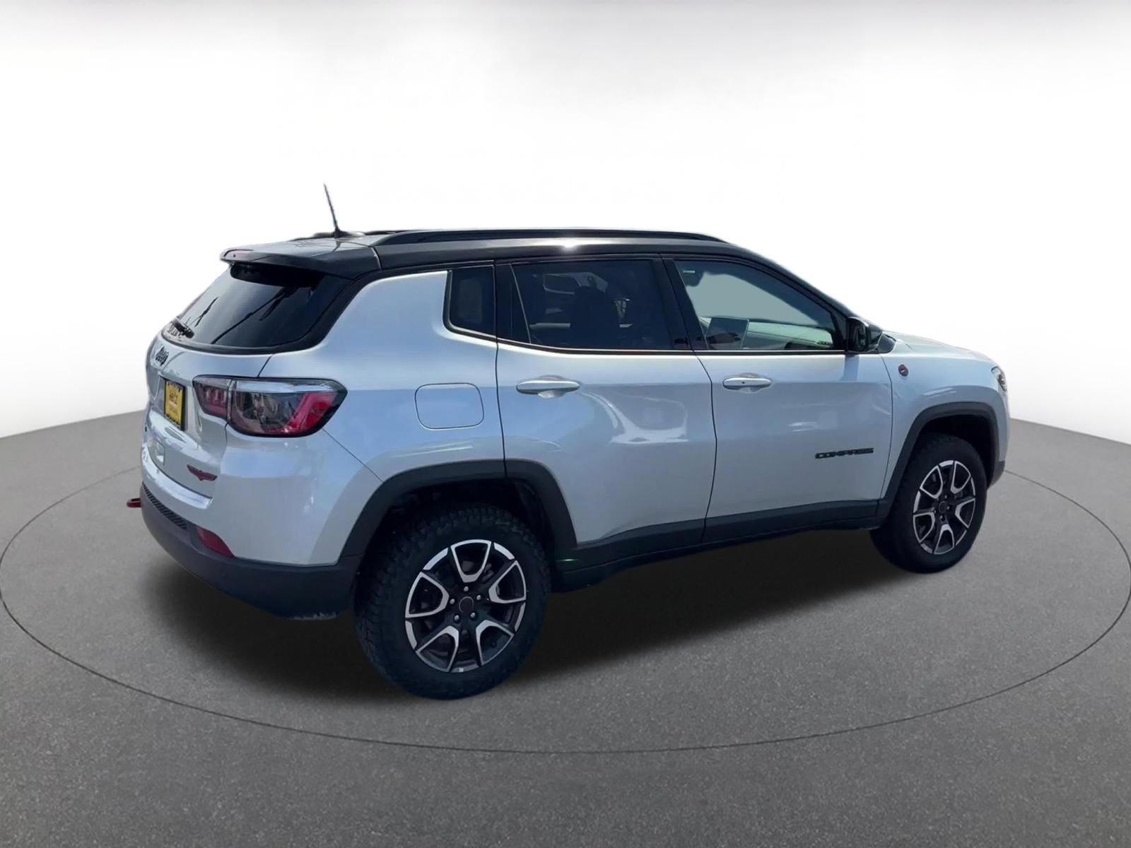 Used 2025 Jeep Compass Trailhawk AWD/4WD image 14