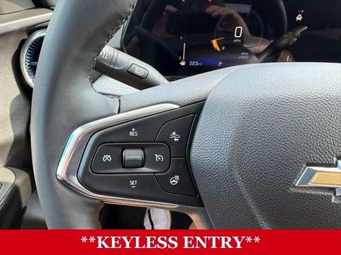 Used 2025 Chevrolet Trax LT w/ LT Convenience Package image 11