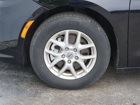 Used 2024 Chrysler Pacifica Touring-L FWD image 6