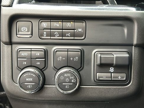 Used 2025 Chevrolet Suburban RST w/ RST Capability Package image 27