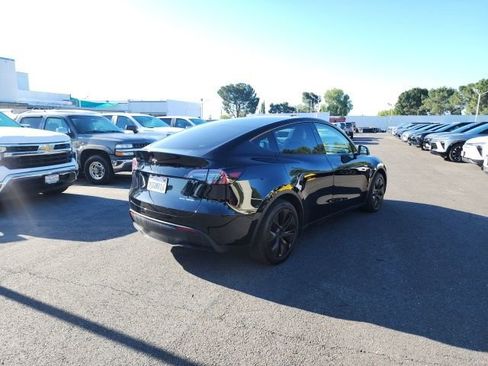 Used 2025 Tesla Model Y Long Range image 3