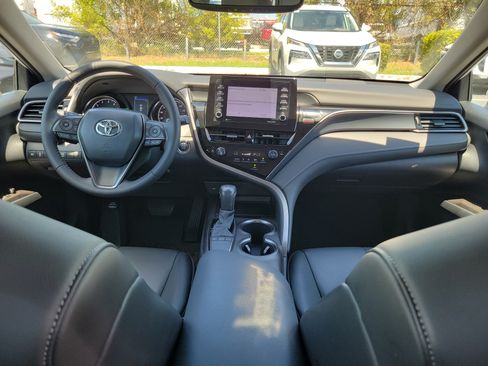 Used 2022 Toyota Camry SE FWD image 16