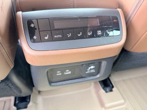 Used 2024 Nissan Pathfinder Platinum FWD image 19