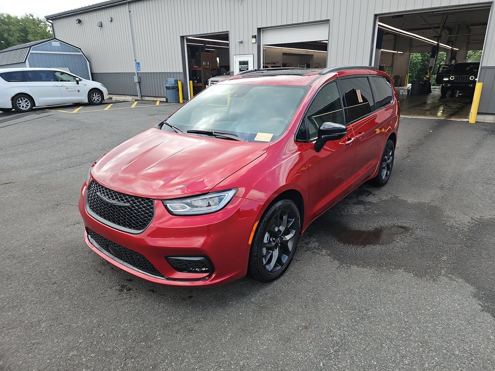 Used 2025 Chrysler Pacifica Limited w/ Trailer Tow Group AWD/4WD image 1