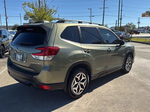 Used 2021 Subaru Forester Premium image 5