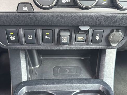 Used 2020 Toyota Tacoma TRD Sport w/ Technology Package RWD image 8