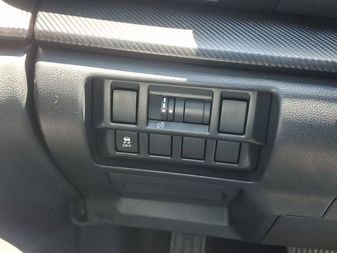 Used 2018 Subaru Crosstrek 2.0i AWD/4WD image 24