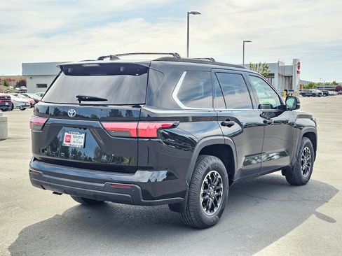 Used 2023 Toyota Sequoia SR5 w/ SR5 Premium Package AWD/4WD image 5