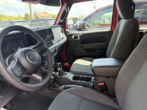 Certified 2024 Jeep Wrangler Unlimited w/ Convenience Group AWD/4WD image 16